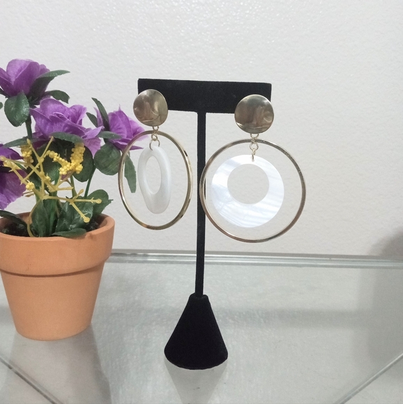 Mother Of Pearl Gold Circle Hoop Dangle Earrings - Picture 2 of 4